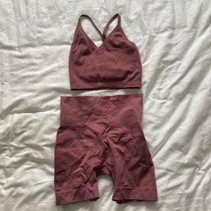 Set active sculpt flex set. Ribbed v canyon top and biker shorts in color canyon